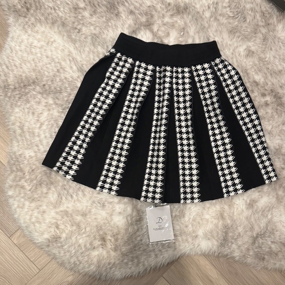 Black and white houndstooth pleated knit skirt - Picture 2 of 2